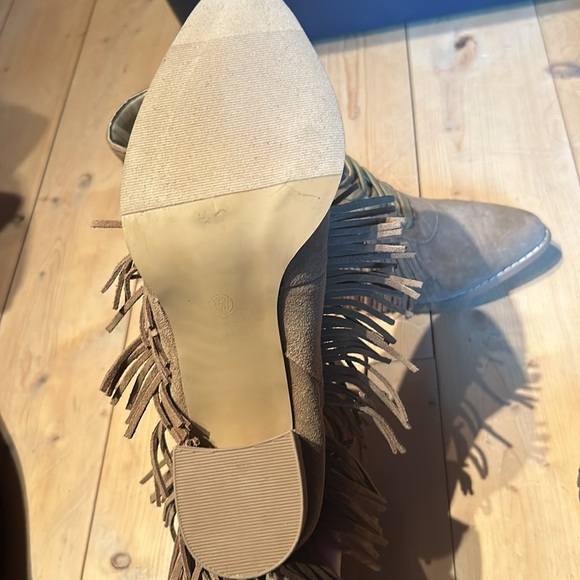 Beautiful fringe booties - Picture 7 of 14